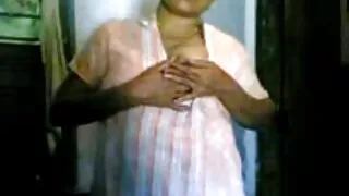 سنہرے بالوں والی لڑکی بستر پر اس کے ہاتھ کے ساتھ اس فیلم سوپر ایرانی باکیفیت کے گدا پھیلا ہوا ہے