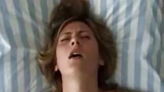 میں نے فیلم سکسی بازیگران ایرانی صوفے پر ایک آدمی کے سامنے ہتھیار ڈال دیے جس کے سینے پر ٹیٹو تھا ۔