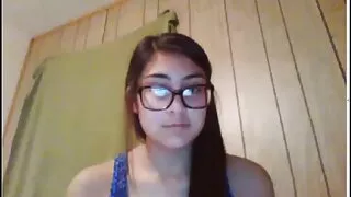 تنگ آنکھوں سے ، اس نے اپنے مضبوط فالس کو فیلم سکسی ایرانی نوجوان ہڈ میں دھکیل دیا ۔
